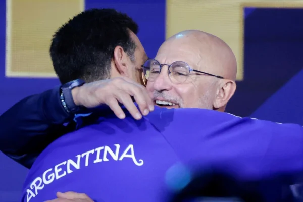 Luis de la Fuente y Lionel Scaloni, los DTs que compartieron aula como profesor y alumno, y hoy deciden el Mundial
