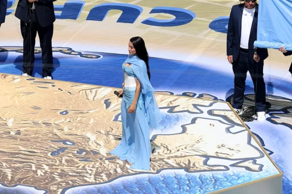 El vestido con guiños argentinos de María Becerra