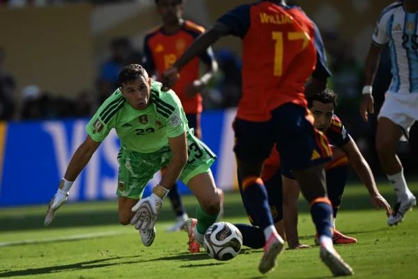 El Dibu Martínez, el único destacado en la final argentina