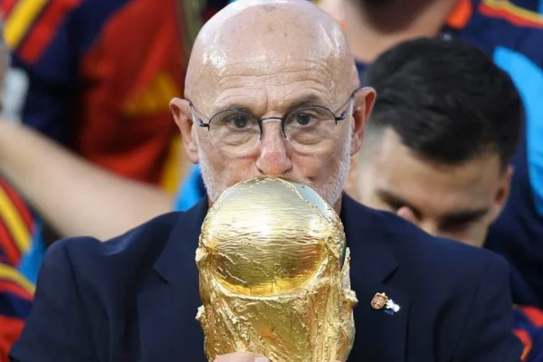 De la Fuente, entre la emoción por el triunfo y el elogio para “Dibu” Martínez