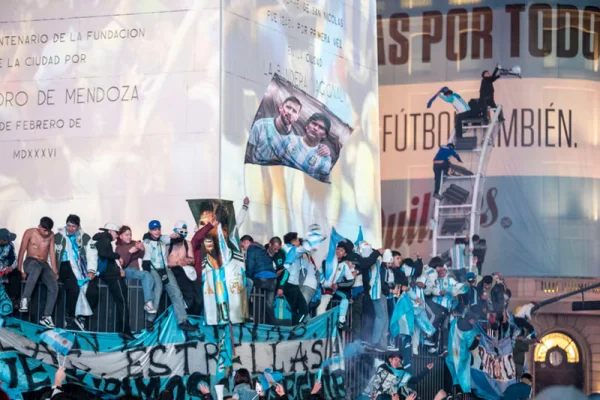 Pese a la derrota ante España, miles de hinchas coparon el Obelisco para apoyar a la Selección argentina