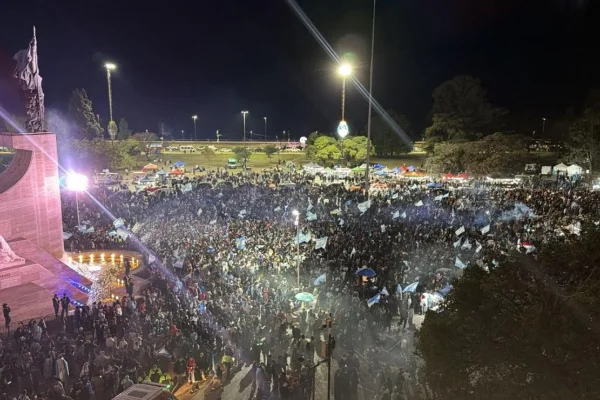 El Monumento a la Bandera reúne hinchas por el subcampeonato argentino