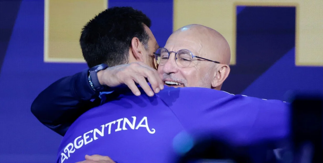 Luis de la Fuente y Lionel Scaloni, los DTs que compartieron aula como profesor y alumno, y hoy deciden el Mundial