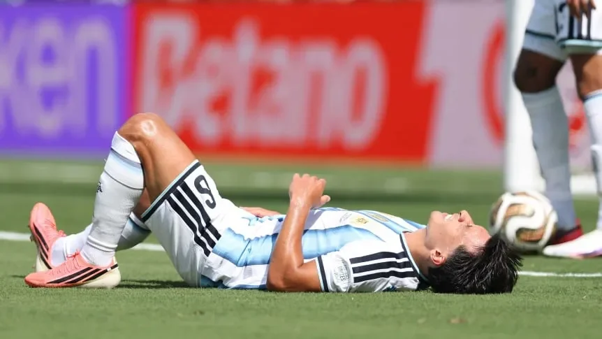 Cambio de emergencia en Argentina: Lisandro Martínez salió lesionado en la final del Mundial
