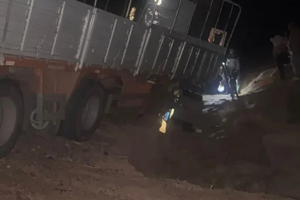 Un camión quedó varado tras caer a una zanja sobre la Ruta Nacional N° 60
