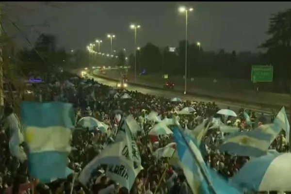 Una multitud  aguarda la llagada de la Selección al predio de la AFA