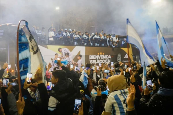 Así fue el reencuentro de Scaloni y parte de la Selección con los hinchas que fueron a recibirlos a Ezeiza
