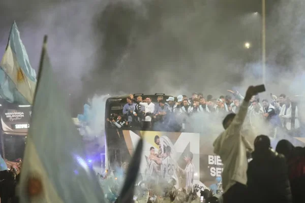 El gesto del plantel de la selección argentina con la gente en su recorrida desde el aeropuerto hasta el predio de Ezeiza