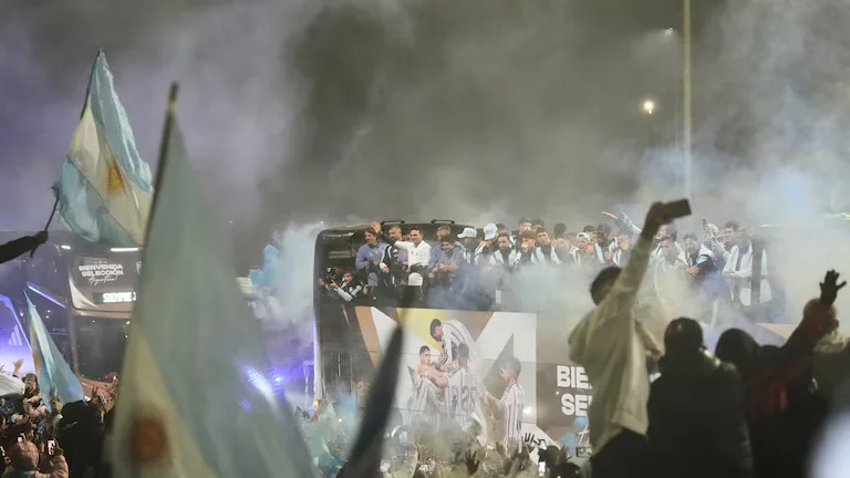 El gesto del plantel de la selección argentina con la gente en su recorrida desde el aeropuerto hasta el predio de Ezeiza