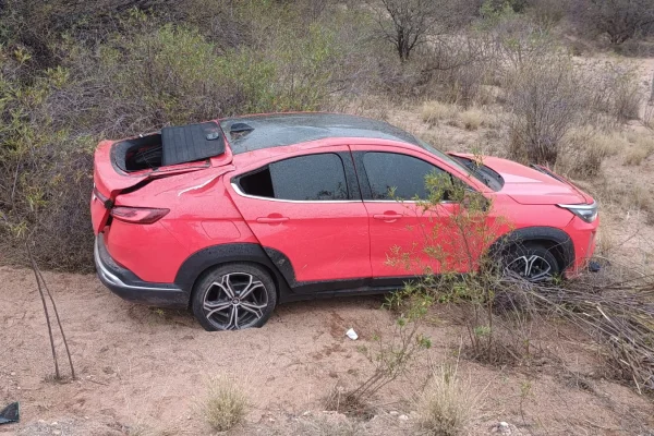 Un automóvil volcó a la altura de El Chiflón: sus tres ocupantes resultaron ilesos