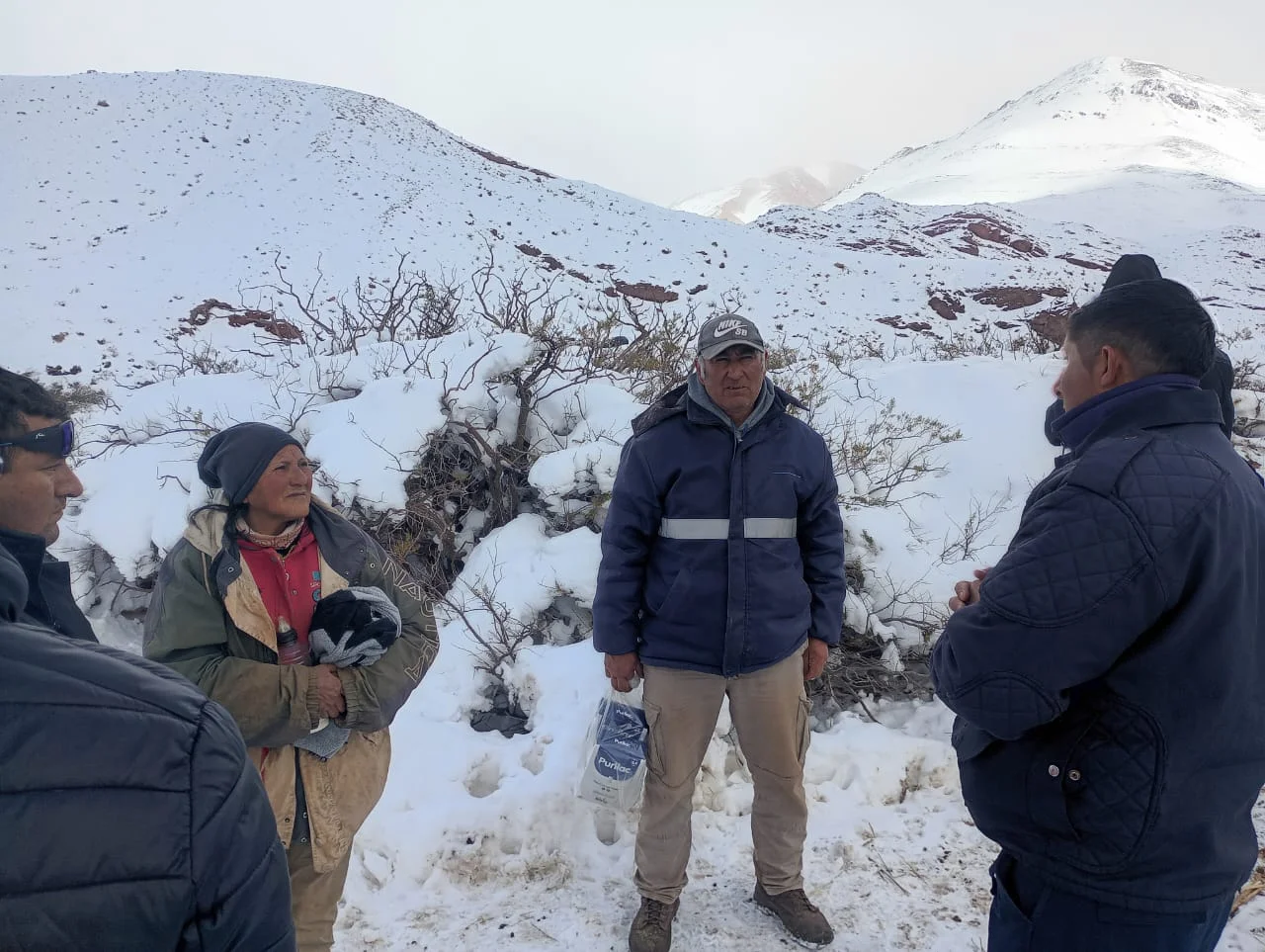 Tras la caída de nieve, la Policía constató el estado de puesteros en Jagüe