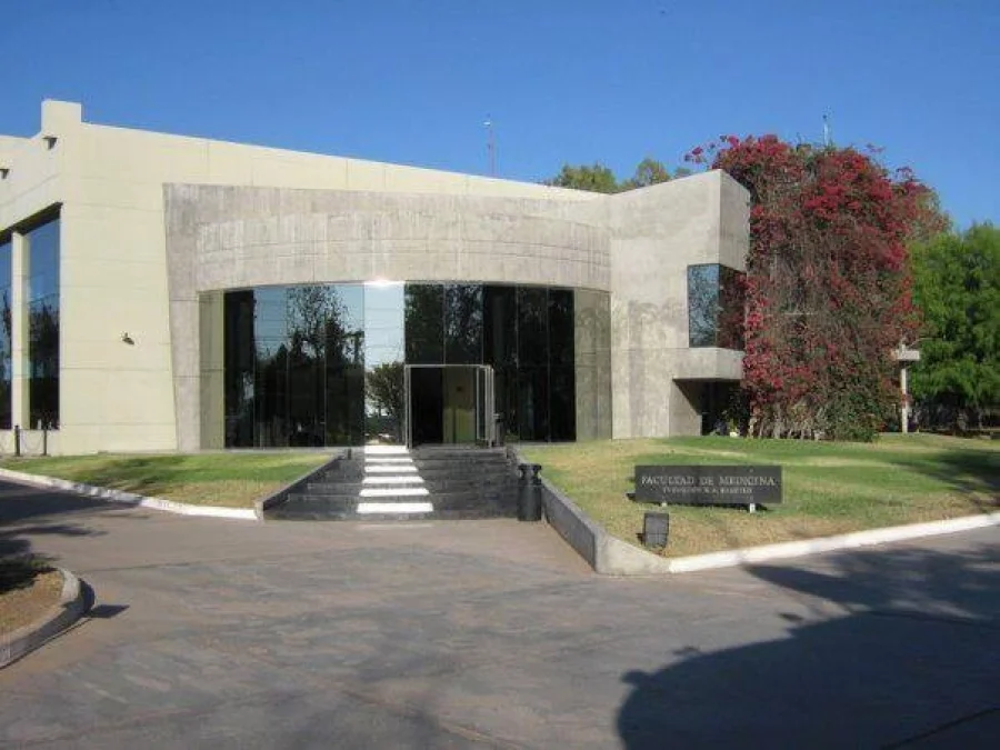 Fundaci&oacute;n Barcel&oacute;. La misi&oacute;n de la Instituci&oacute;n es la formaci&oacute;n acad&eacute;mica human&iacute;stica y cient&iacute;fica de profesionales del &aacute;rea de Ciencias de la Salud.