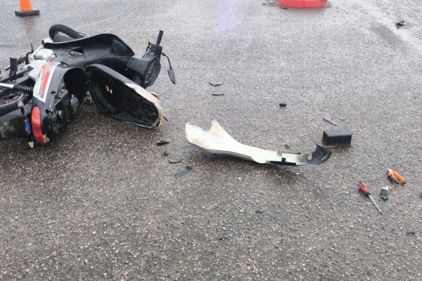 Un mujer herida tras fuerte choque entre moto y un auto
