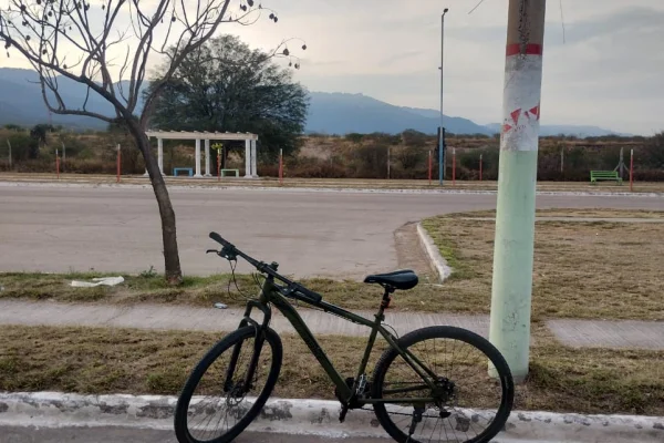Una ciclista sufrió lesiones graves tras ser embestida por una moto que se dio a la fuga