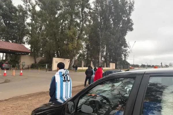 Lionel Messi en casa: familias enteras esperaron bajo el frío su salida del Kentucky