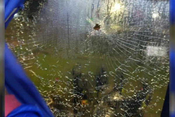 Violencia en la Copa Sudamericana: micros con hinchas de Tigre fueron baleados tras la victoria en Uruguay