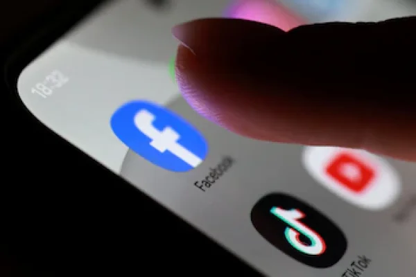 Francia aprobó la ley que prohíbe el uso de redes sociales a menores de 15 años