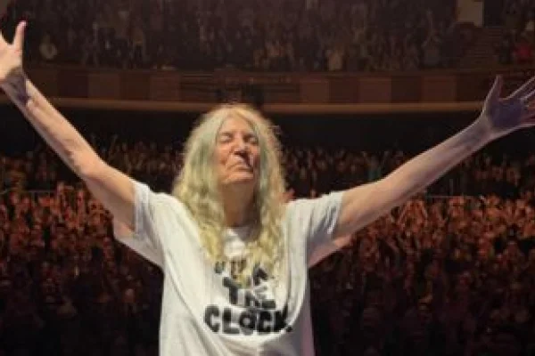 Patti Smith pidió “sinceras disculpas” a la Argentina y compartió una foto de Messi: “Más grande que Dios”
