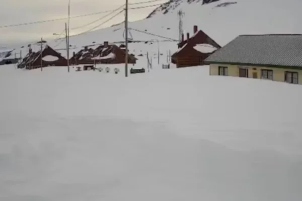 Feroz temporal en varias provincias del país: localidades aisladas y paredones de nieve de cuatro metros