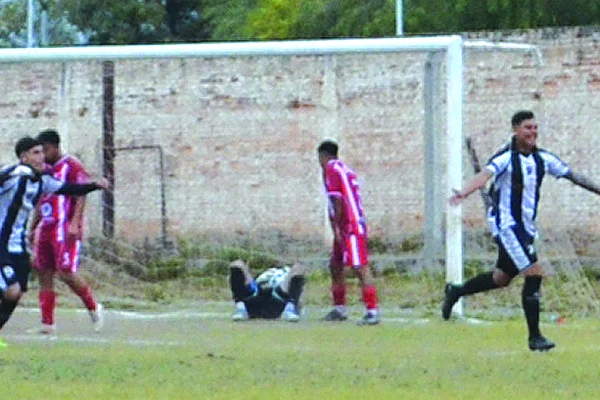 Fútbol: San Vicente tuvo que sufrir para vencer a Riojano