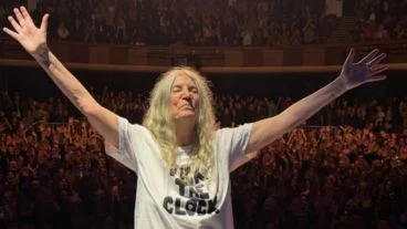 Patti Smith pidió “sinceras disculpas” a la Argentina y compartió una foto de Messi: “Más grande que Dios”