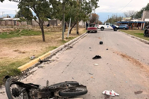 Un motociclista sufrió lesiones graves tras colisionar con un automóvil