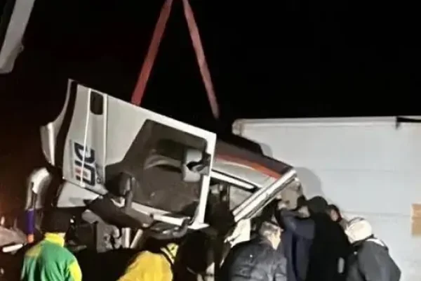 Camionero salió desde La Rioja, chocó en Catamarca y quedó atrapado más de seis horas en la cabina