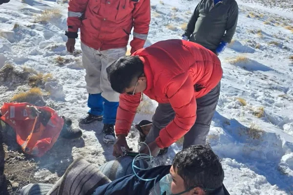 Decisión extrema en la Puna: mineros abandonan su camioneta sepultada y logran sobrevivir a -27 °C