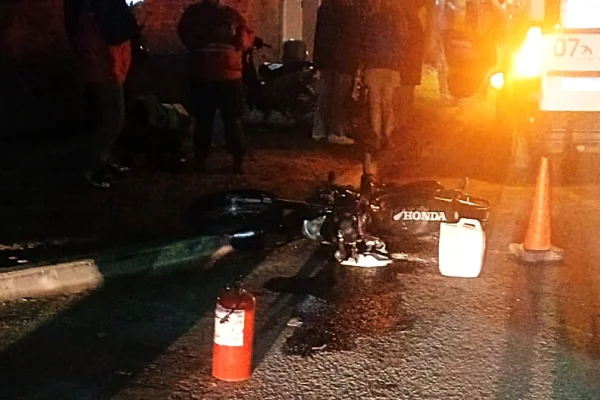 Dos jóvenes sufrieron fracturas tras un choque entre una moto y una camioneta