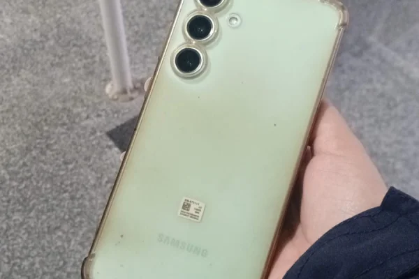 La Policía encontró un teléfono celular en la vía pública y se lo restituyó a su dueña