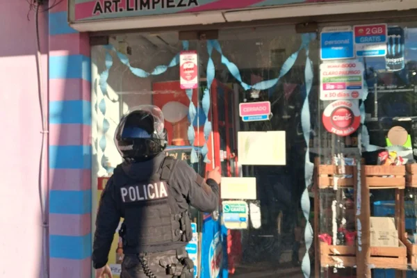 La Policía detectó un comercio abierto y con las llaves puestas