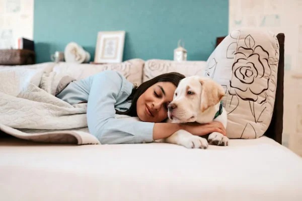 Cómo mejorar el descanso si dormís con mascotas