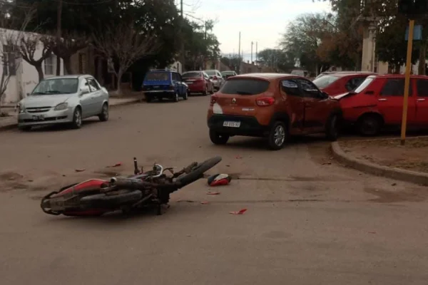 Susto en Chepes: un policía lesionado tras un fuerte impacto
