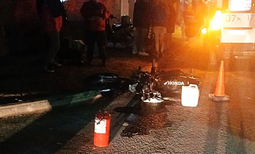 Dos jóvenes sufrieron fracturas tras un choque entre una moto y una camioneta