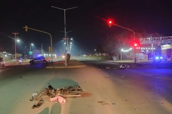 Tres jóvenes terminaron con varias heridas en un fuerte choque de dos motocicletas
