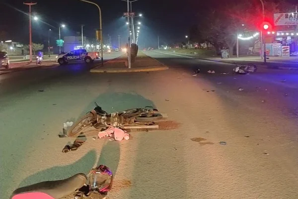 Tres jóvenes terminaron con varias heridas en un fuerte choque de motocicletas