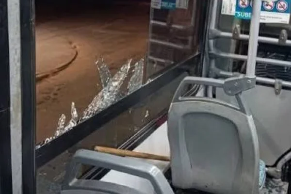 Atacaron un colectivo de Rioja Bus en Nonogasta: estallaron los vidrios y no se registraron heridos