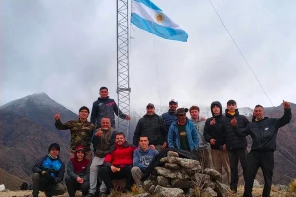 Un homenaje a la Scaloneta en las alturas de Famatina: inauguraron un mástil con la bandera argentina