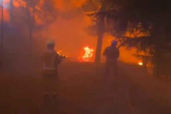 España: el Gobierno declaró la emergencia nacional por incendios forestales y hay más de 20.000 evacuados