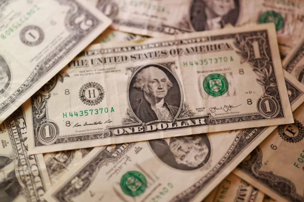El dólar subió por tercer día seguido y cerró en un nuevo precio récord