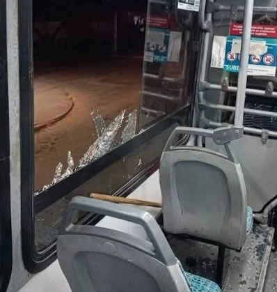 Atacaron un colectivo de Rioja Bus en Nonogasta: estallaron los vidrios y no se registraron heridos