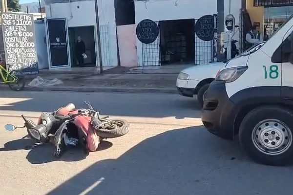Una motociclista quedó inconsciente tras un siniestro vial en la zona sur