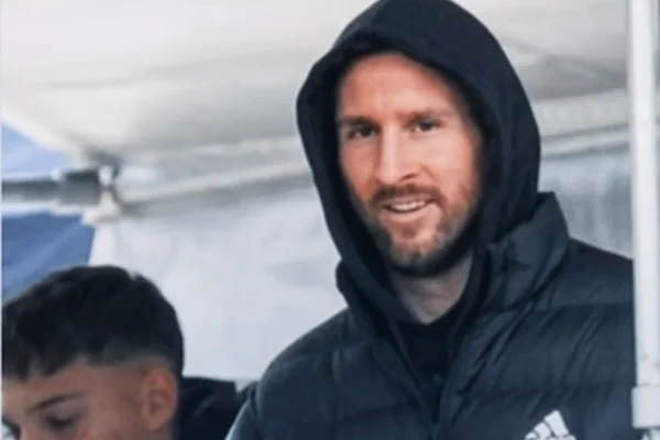 La primera aparición pública de Lionel Messi tras la final del Mundial: fue a ver un partido de Primera C