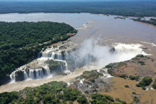 Cerraron la Garganta del Diablo: el río Iguazú alcanzó los 8,33 millones de litros por segundo