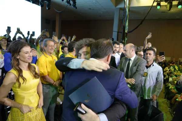 “Riesgo Lula”: Milei criticó al presidente de Brasil y sostuvo que Flávio Bolsonaro “es el único capaz de pararlo”