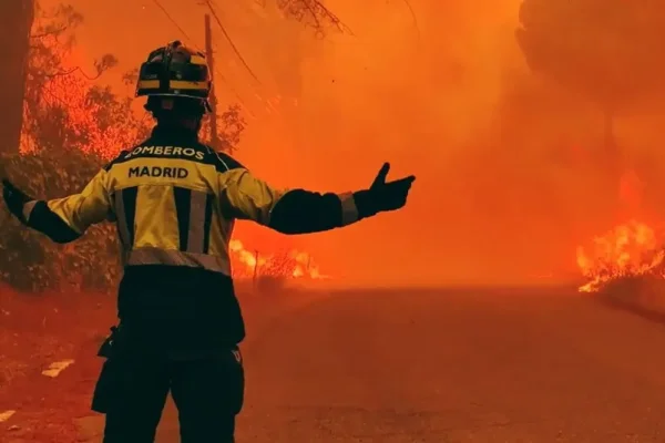 Avanzan los incendios forestales en España y ya hay 80.000 evacuados