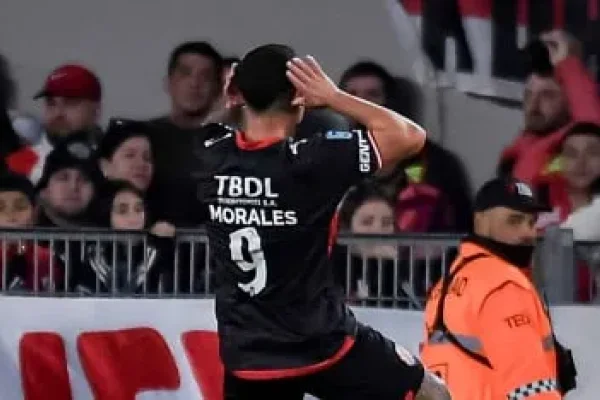 Como Riquelme, Gonzalo Morales festejó con el Topo Gigio su gol ante River: 