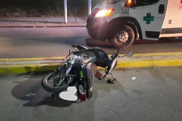 Motociclista iba sin casco y sufrió heridas de consideración