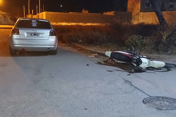 Fuerte choque entre un auto y una moto dejó a un motociclista herido