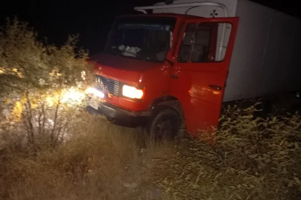 Un camión realizó una maniobra para esquivar a un ciclista y terminó campo adentro